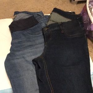 2 maternity skinny pants. Size large and meddium.